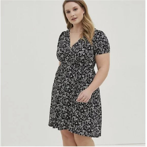 torrid Dresses & Skirts - NWT Torrid Black Heart Print Mini Studio Short Sleeve Surplus Dress - Size 1X